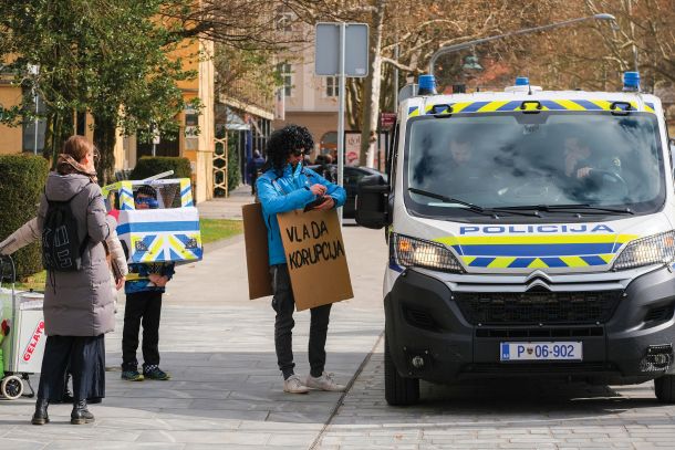 Policija popisuje pustne šeme ???!!!; LJ 