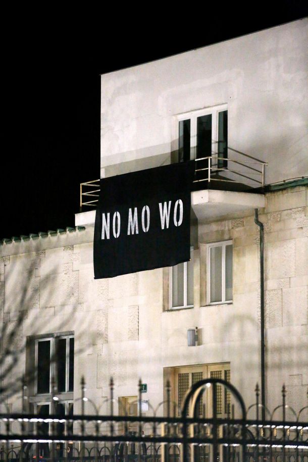 Non-Group: NO MO WO; transparent, usmerjen proti veleposlaništvu Rusije in ZDA, MG, LJ 