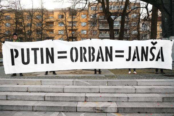 Transparent na torkovem Shodu za mir, ki so ga organizirale različne civilno-družbene organizacije. Svoj shod za podporo Ukrajini je dan kasneje priredila tudi vlada, ta pa je po navodilu vodstva TV Slovenija potekal ob neposrednem televizijskem prenosu.