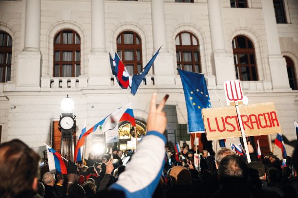 Shod podpornikov Janeza Janše pred vrhovnim sodiščem na dan njegove izpustitve iz zapora na Dobu. 12. december 2014, Ljubljana.