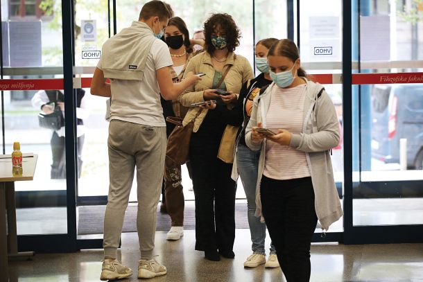 Epidemija je imela posledice tudi na študente (fotografija je simbolična) 