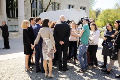 Simona Kustec na predvolilnem fotošutingu Stranke modernega centra leta 2018 (za rokico se držita z Lilijano Kozlovič)