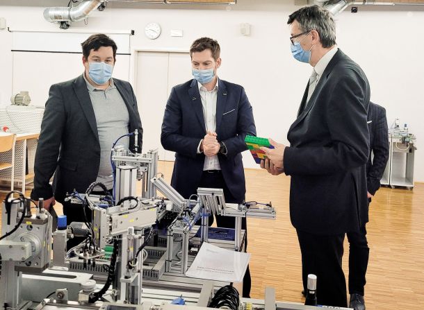 Minister za digitalizacijo Mark Boris Andrijanič med ogledom srednje tehniške šole v Kranju in njenega praktičnega usposabljanja o 3D modeliranju 