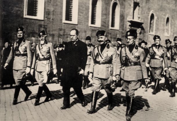 Pohod fašistov na Rim oktobra leta 1922. Na čelu je Benito Mussolini 