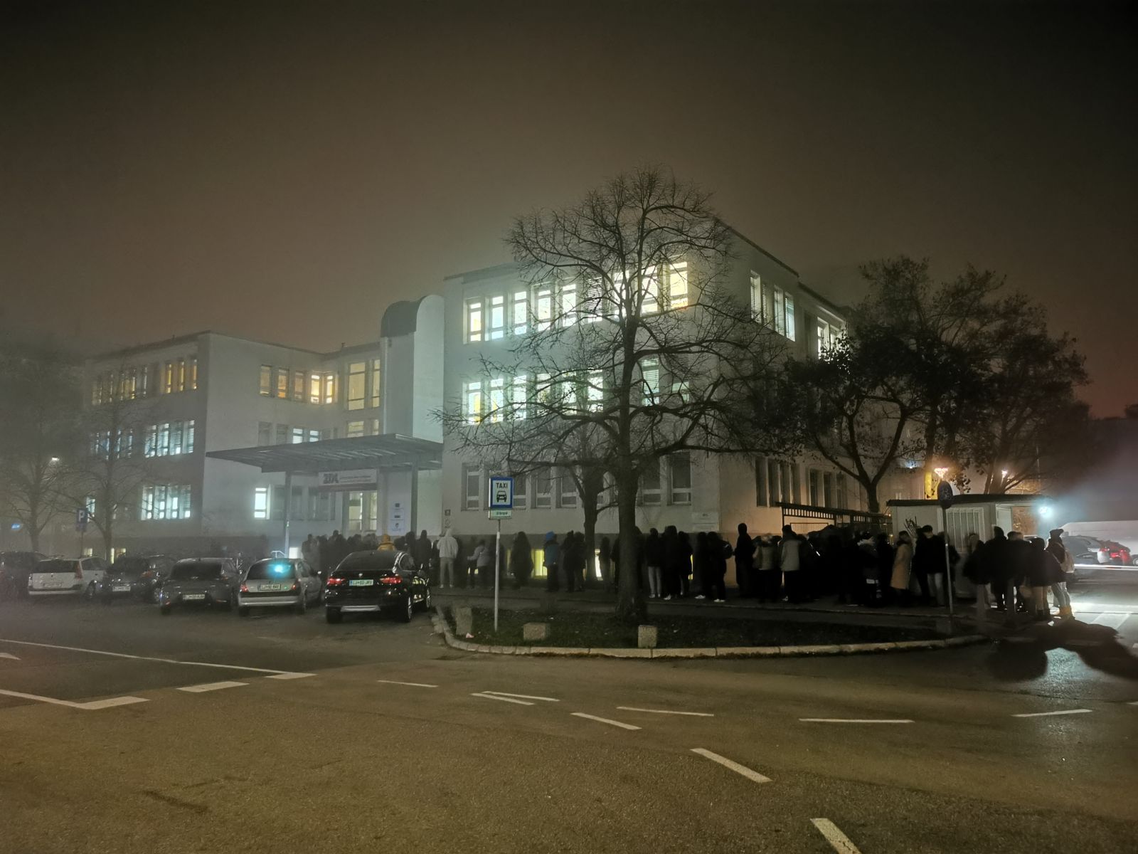 Vrsta pred ZD Bežigrad prejšnji teden v zgodnjih jutranjih urah. Ljudje čakajo na dodelitev novega osebnega zdravnika. Večino so jih morali zavrniti, mnogo jih je čakalo več ur.
