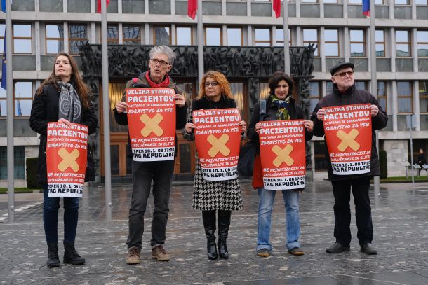 Na današnji novinarski konferenci iniciative Glas ljudstva na Trgu republike v Ljubljani 