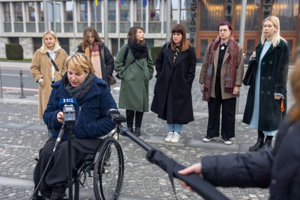 Na današnji tiskovni konferenci so članice programskega odbora Inštituta 8. marec opozorile na prenizke plače pomočnic vzgojiteljic. V inštitutu so danes tudi začeli zbirati podpise pod peticijo za dvig plač pomočnic vzgojiteljic.