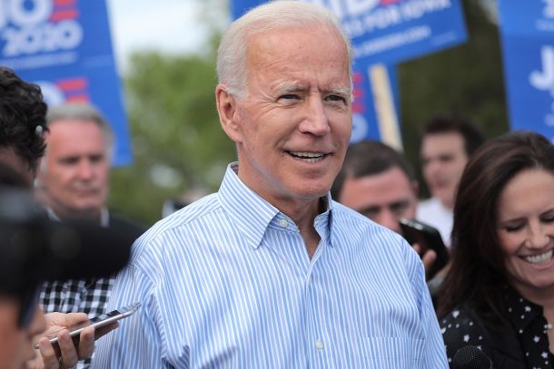 Joe Biden se je z ameriškimi uradniki srečal na mejnem prehodu Bridge of the Americas, kjer si je ogledal predstavitev najnovejše tehnologije za nadzor meje