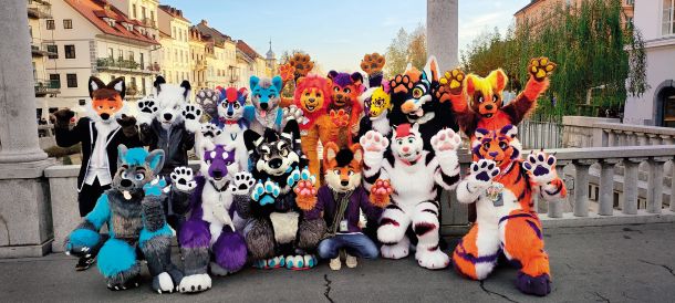 Člani slovenske skupnosti furryjev SloFurs na enem od sprevodov po prestolnici, s katerimi na svoj obstoj občasno opozorijo širšo javnost.