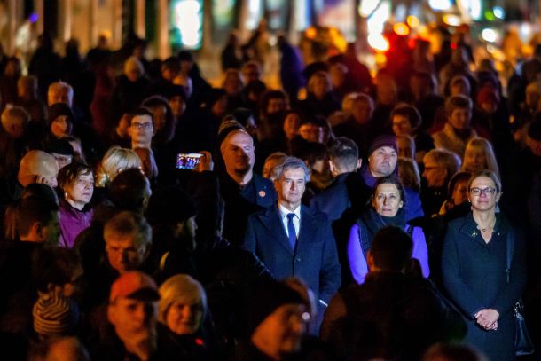 Premier Robert Golob na protestu pacientov