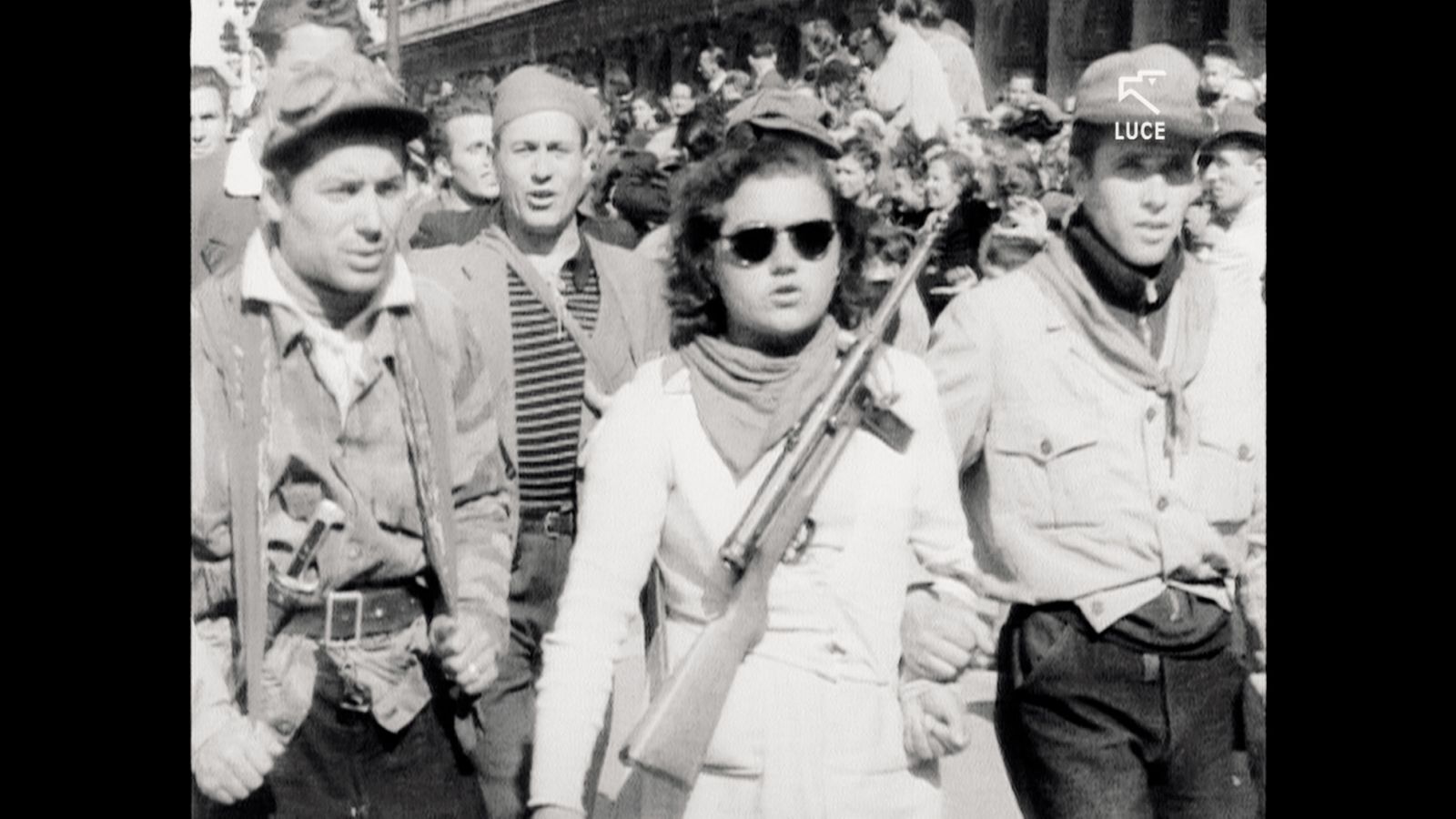 Bella ciao, dokumentarec Giulie Giapponesi, v središče postavi istoimensko uporniško pesem, ki že desetletja kliče, vnema in prebuja skupnost ter je dokaz, da alternativa vendarle obstaja.