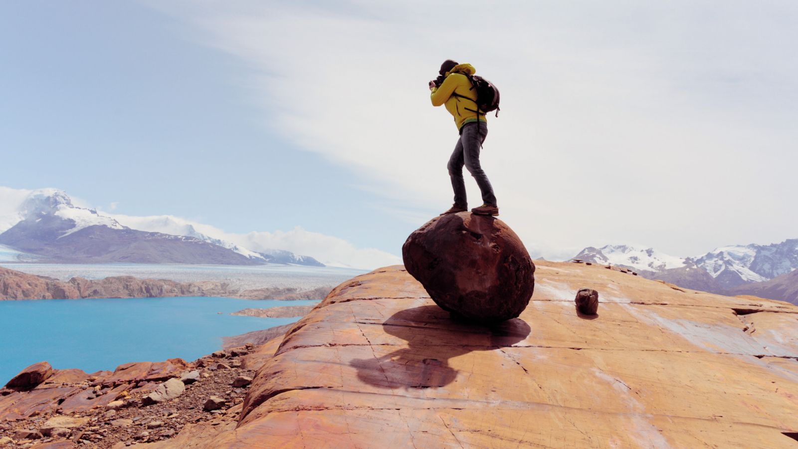 Slovenski aktivistični pilot Matevž Lenarčič v dokuju Amirja Muratovića Temni pokrov sveta pokaže, kako nas črni ogljik, saharski pesek in podnebne spremembe vse bolj mažejo, dušijo in ogrožajo. Zaradi onesnaženja zraka vsako leto umre sedem milijonov ljudi.