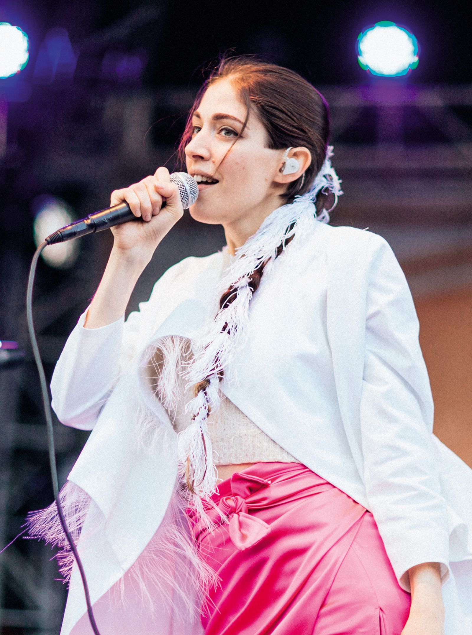 Ambiciozna zeitgeistovska plošča s preveč zamislimi, ki pa naposled odlično funkcionirajo skupaj.