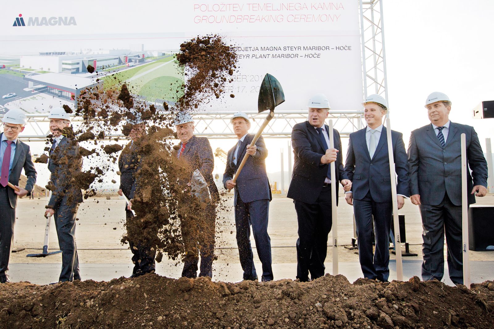 Prve lopate na začetku gradnje. Leta 2017 je Zdravko Počivalšek govoril o 1000 delovnih mestih.