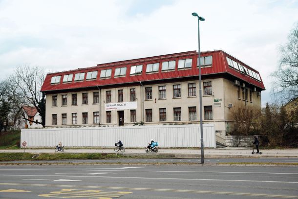 Železniški zdravstveni dom v Ljubljani (na križišču Celovške in Tivolske ceste