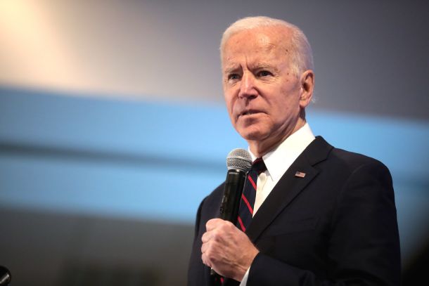 Predsednik ZDA Joe Biden je v torek v kalifornijskem Monterey Parku - prizorišču enega od številnih strelskih pokolov v ZDA - podpisal izvršni ukaz za okrepitev preverjanja kupcev strelnega orožja in spodbujanje ustreznejšega hranjenja tega orožja.
