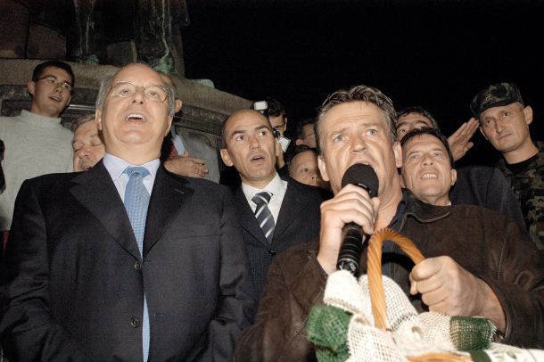 Slavje ob volilni zmagi 3. oktobra 2004 pred Prešernovim spomenikom. V ospredju so Pavel Rupar, Andrej Bajuk, Miha Brejc in Janez Janša. 