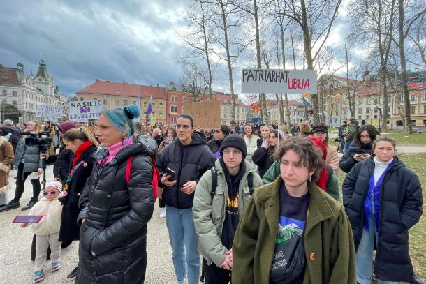 Lea Aymard na feminističnem protestu na Kongresnem trgu v Ljubljani