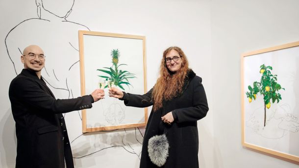 Kustos Jernej Škof in umetnica Olja Grubić ob otvoritvi razstave, kjer so med drugim na ogled poetične risbe rastlin, ki se razraščajo iz ženskih spolnih organov
