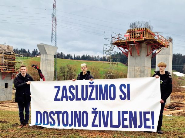 Dan po upokojenskem shodu se je isti transparent o dostojnem življenju znašel na gradbišču tretje razvojne osi v Slovenj Gradcu. Protestni zbor zaradi zamikov pri gradnji sta organizirala lokalni odbor stranke SDS in njen podmladek. 