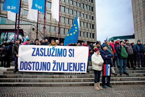 Upokojenci so s transparentom zahtevali dostojno življenje. Kar je legitimna zahteva. 