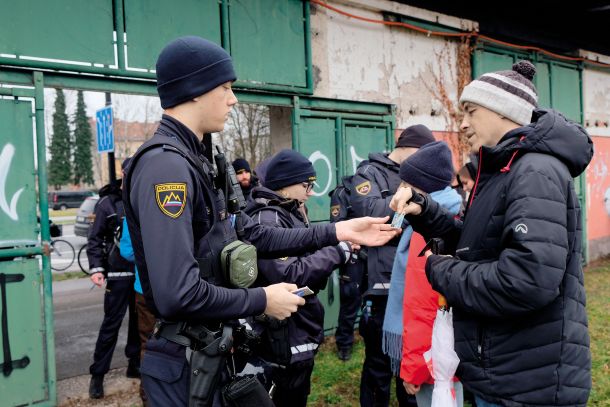 Povsem nepotrebno popisovanje protestnikov 