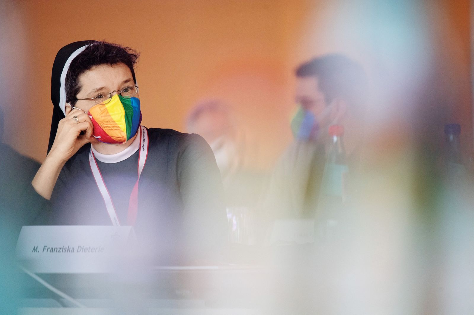 Redovnica Franziska Dieterle, frančiškanka, ena izmed članic nemške sinodalne skupščine. Podpira odpravo obveznega celibata, pa tudi idejo, da se lahko cerkvi pridružijo poročeni. »Obljubila sem poslušnost bogu, ne predvsem cerkvi,« je dejala v intervjuju za nemški Domaradio.