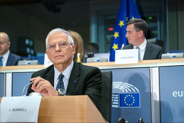 Kot je na Twitterju zapisal visoki zunanjepolitični predstavnik EU Josep Borrell, se je včeraj 18 držav pridružilo projektu Evropske obrambne agencije (EDA), namenjenemu zbiranju in skupni oddaji naročil.