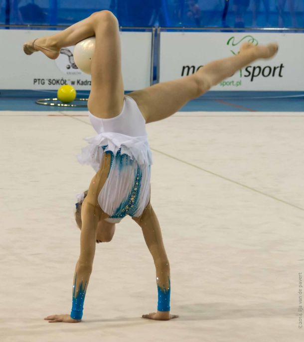 Posebej izpostavljeni so športi, kjer sta pomembna estetika ali pa teža in pri tem Bloch našteva športno in ritmično gimnastiko, smučarske skoke in tek na dolge proge.