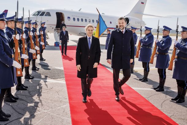Predsednik vlade Robert Golob na nedavnem uradnem obisku v Sarajevu. Tja je letel z vladnim falconom. Adria Airways je nekoč v Sarajevo letela vsak dan.