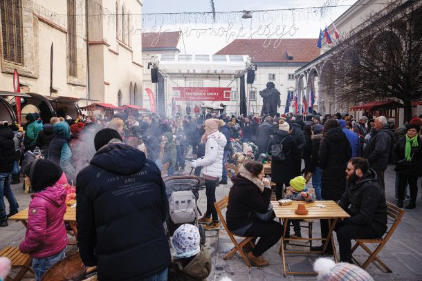 Vsi naj si v roke sežejo: Napis na Prešernovem smenju v Kranju. 8. februar 2023. (fotografija je simbolična)