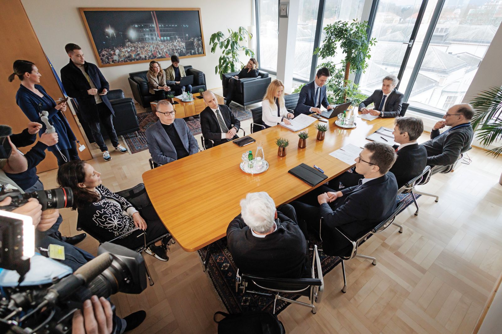 Prvi, konstitutivni sestanek strateškega sveta za makroekonomska vprašanja pri predsedniku vlade. Matej Lahovnik in Igor Masten sedita skupaj, zraven njiju je predsednica sveta Marijana Bednaš, ob njej pa državni sekretar na ministrstvu za finance Tilen Božič. Poleg predsednika vlade Roberta Goloba sedijo Mitja Gaspari, Bojan Ivanc, Vasja Rant in Janez Prašnikar. Nasproti mu sedi državna sekretarka na ministrstvu za finance Saša Jazbec