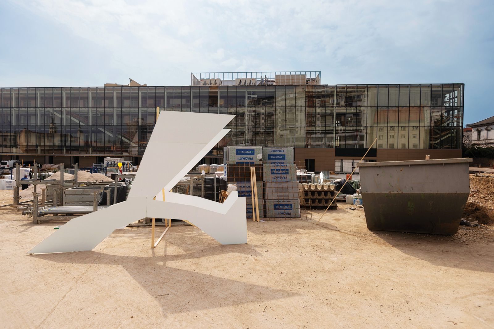 Maketa spomenika izbrisanim pred prenavljajočo se tovarno Rog | Željko Stevanić