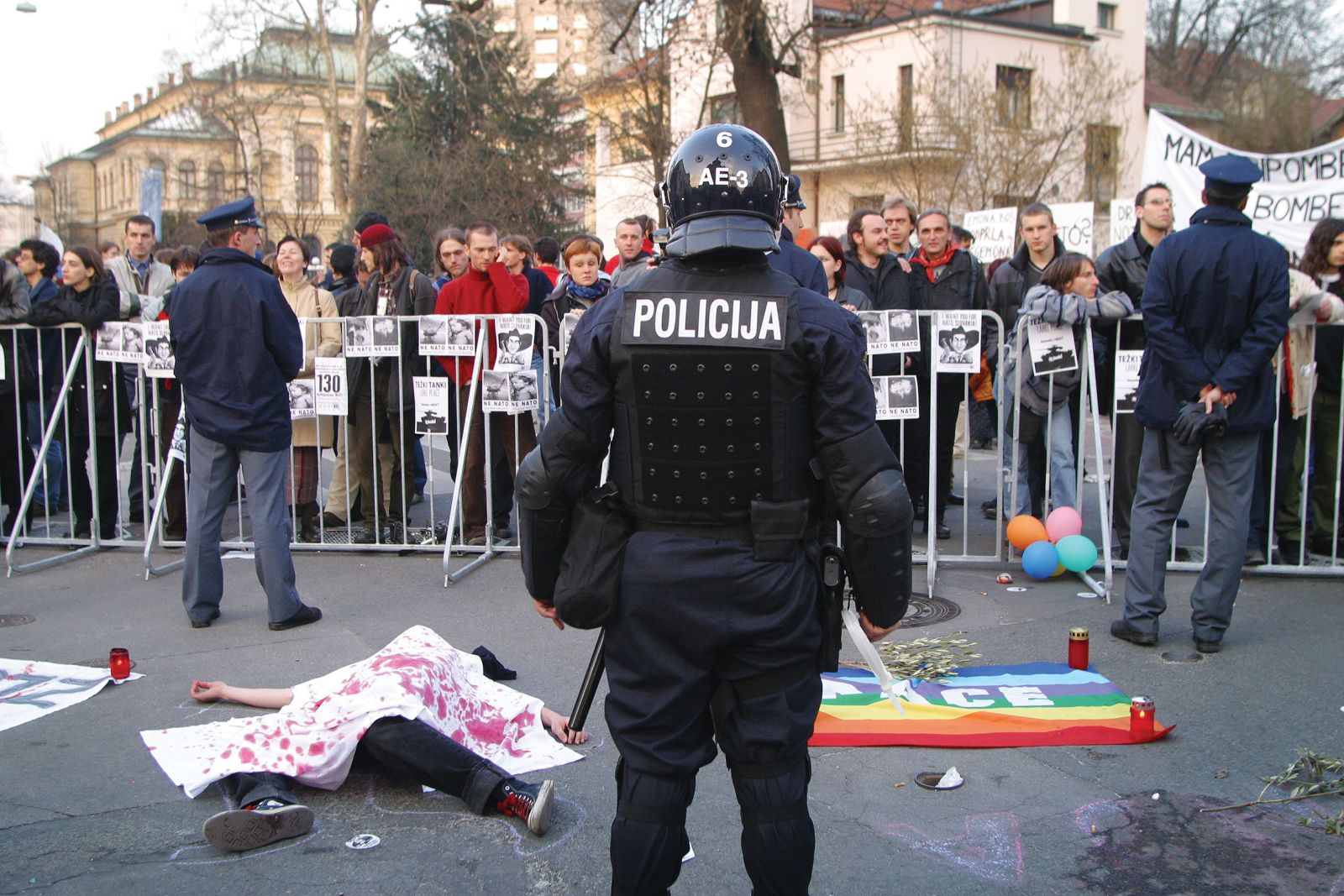 Protest pred ameriškim veleposlaništvom v Ljubljani na prvi dan napada na Irak, 20. marec 2003