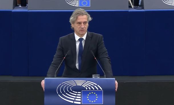 Slovenski premier Robert Golob med nagovorom v Evropskem parlamentu