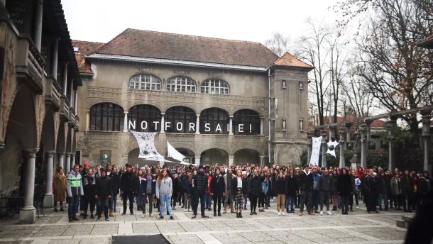 Dijaki in dijakinje Srednje šole za oblikovanje in fotografijo so leta 2019 apelirali na široko slovensko javnost, pa tudi na arhitekturno stroko in dediščinarje, naj jih ne pustijo na cedilu in jih podprejo v njihovi želji, da ostanejo v Križankah. Posneli so tudi video z naslovom Križanke niso naprodaj!