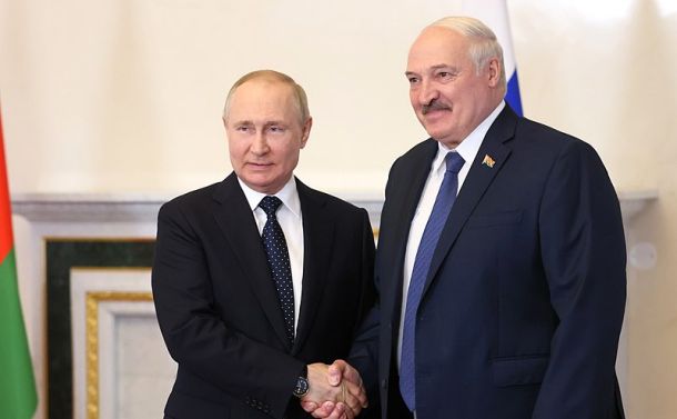 Beloruski predsednik Aleksander Lukašenko je tesen zaveznik ruskega predsednika Vladimirja Putina