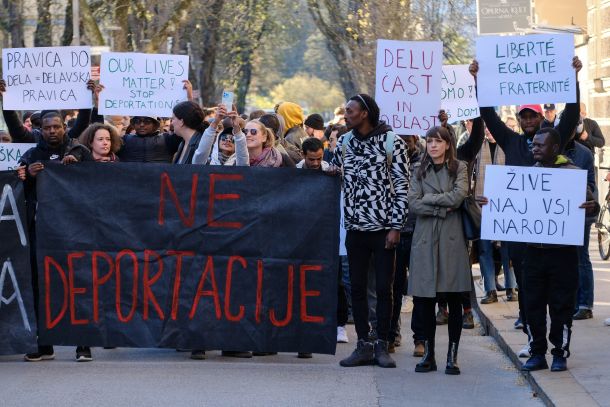 V organizaciji Iniciative prosilcev za azil Vič/Kotnikova/Logatec in drugih aktivističnih organizacij ter sindikatov se je včeraj popoldan na Prešernovem trgu v Ljubljani zbralo približno 50 prosilcev za azil iz različnih držav, med drugim iz Burundija, Gane, Iraka, Irana in Afganistana