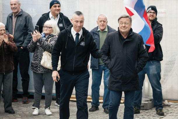 Župan Zoran Janković na protestu proti županu Zoranu Jankoviću pred Magistratom v Ljubljani 