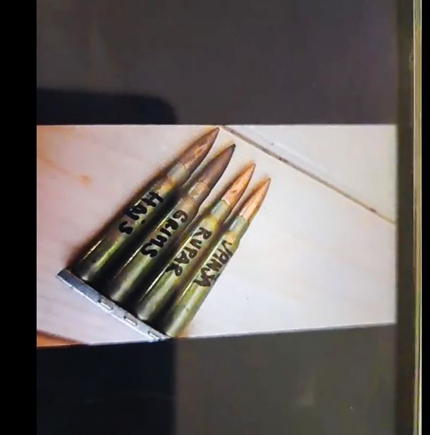 Fotografija kratkega videa z grozečimi naboji