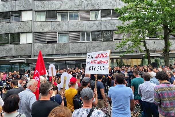 Novinarji in novinarke so od nastopa tretje Janševe vlade, ki je na RTV Slovenija nastavila stranki SDS naklonjeno vodstvo, nenehno pod pritiskom