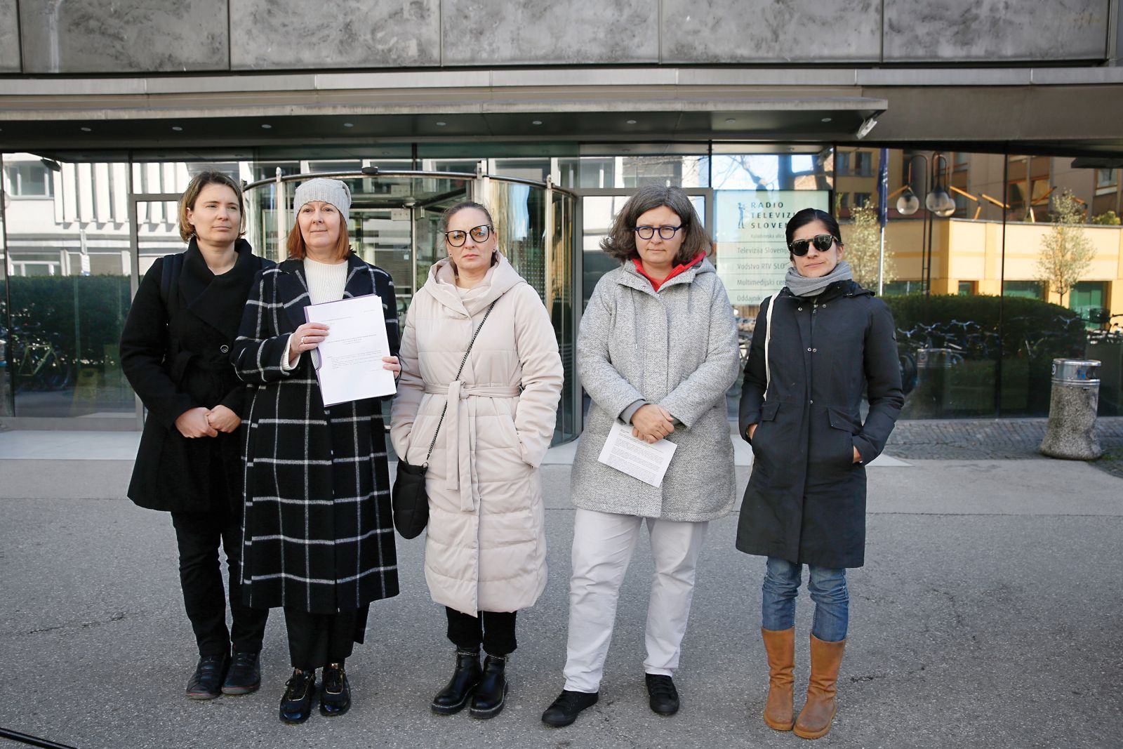 Vlagateljice intervencije na ustavnem sodišču Anuška Podvršič (Pravna mreža), Brankica Petković (Mirovni inštitut), Katarina Bervar Sternad (PIC), Barbara Rajgelj (Open) in Anastazia Stepić (DNS) /