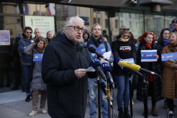 Marcel Štefančič, jr. med govorom na protestnem shodu novinark in novinarjev RTV Slovenija