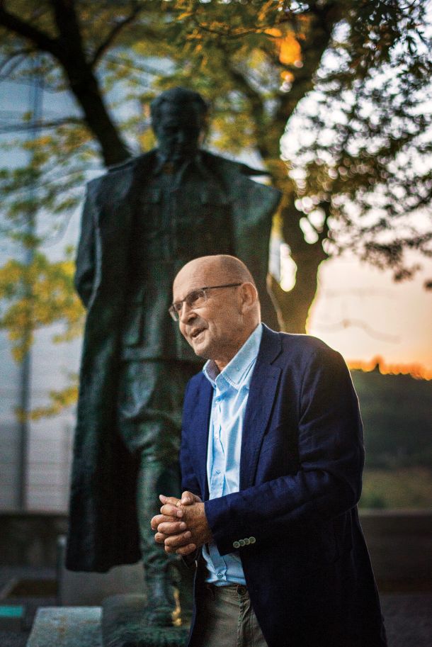Jože Dežman, tedaj še direktor Muzeja novejše zgodovine Slovenije, med kipi iz zbirke NOB v Pivki