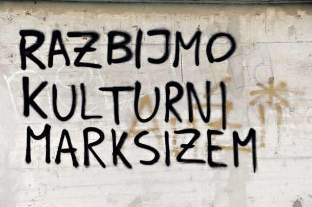 Samo eden od primerov, ki na javni površini svari pred domnevno ideologijo levice. Grafit v ljubljanski soseski BS3. 