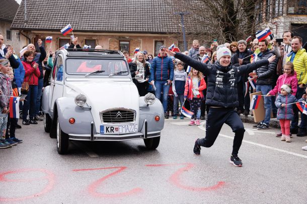 Sprejem za Emo Klinec, svetovno rekorderko, prvo skakalko, ki je poletela čez 200 m, Poljane nad Škofjo Loko 