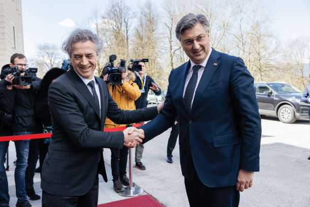 Nasmejano srečanje slovenskega in hrvaškega predsednika vlade na Brdu