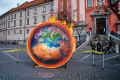 Zemlja gori; Greenpeaceova intervencija, Prešernov trg, LJ 