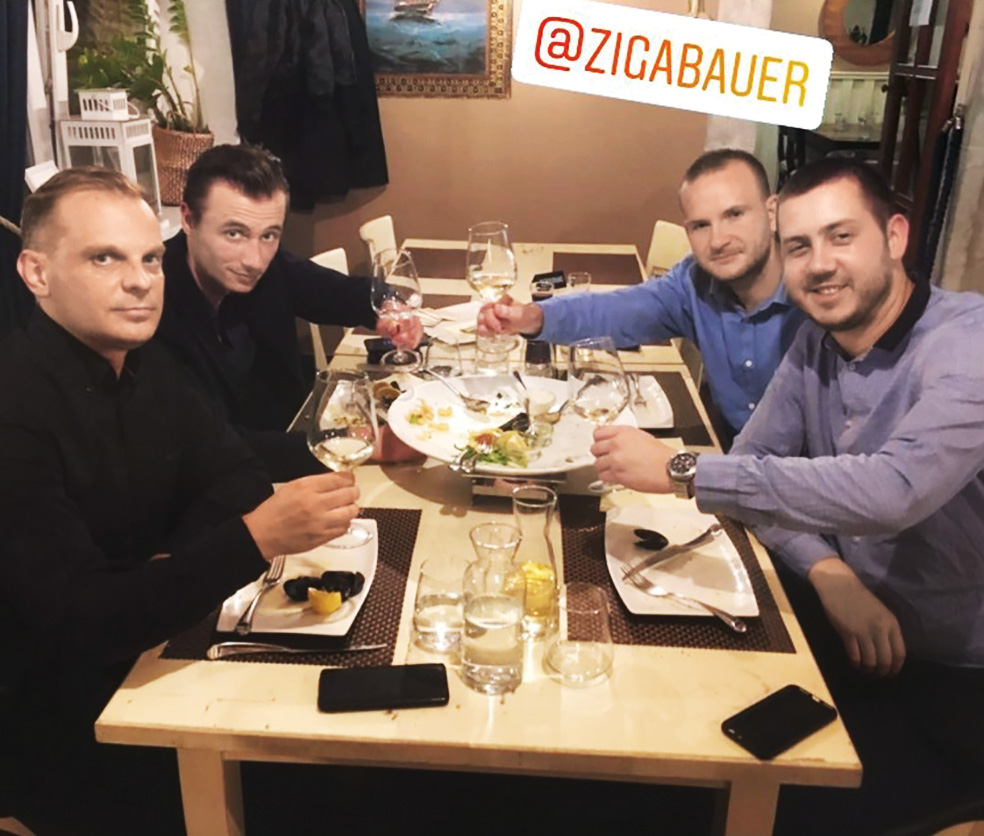 Od leve proti desni: Zvonko Cizl je imel pred leti v Ljubljani trgovino Dr. Gebi, ki je veljala za zbirališče neonacistov. Jure Štauber je ustanovil spletno prodajalno oblačil znamke All My Friends Are Vandals, ki je zelo priljubljena med zdajšnjimi neonacisti. Žiga Bauer je član Rotary kluba Domžale. Žalec je predsednik Slovenske demokratske mladine Kranj.