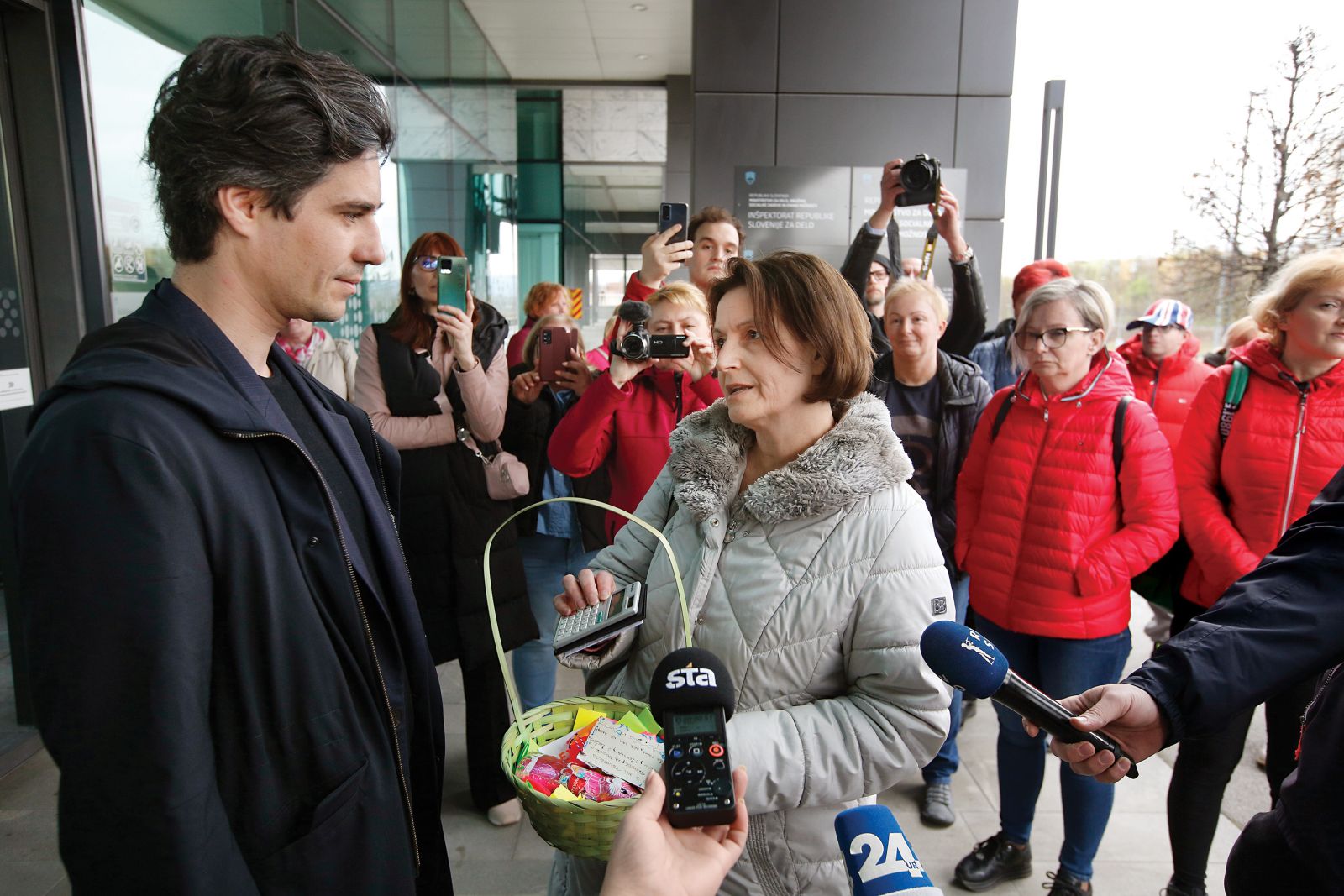 Ministru so predali velikonočno košaro z listki, na katerih so bile napisane aktivnosti, ki jih invalidi lahko izvajajo, recimo joga, roza velikonočnega zajčka, saj da »tudi oni podpirajo LGBT«, kalkulator, da bo lažje računal, kakšni so izdatki za osebno asistenco, in dve rdeči jajci. »To je vaša barva, pa mislimo, da boste morali imeti malo več jajc, če boste hoteli vse tole reformirati,« mu je dejala članica iniciative Vesna Melanšek.